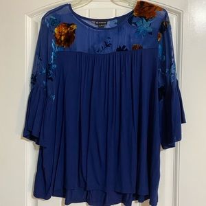 Beautiful blue top. Worn once. Size L
